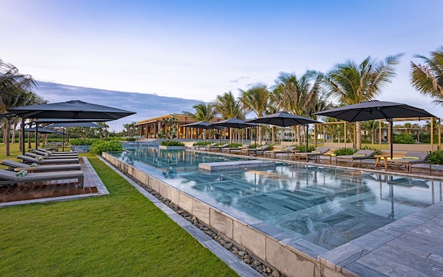 Bể bơi nội khu của Maia Resort